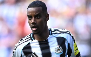 Câu chuyện dài và phức tạp về Isak của Newcastle