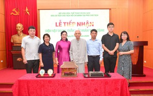 Khu Di tích Phủ Chủ tịch tiếp nhận hiện vật do người cận vệ trung thành của Bác Hồ trao tặng