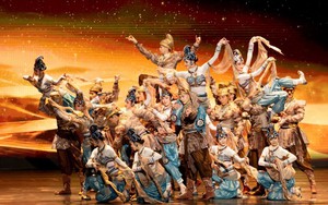 Đoàn Ca múa nhạc các Dân tộc Trung ương Trung Quốc biểu diễn tại Việt Nam