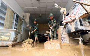 Bộ đội, công an Sơn La khẩn trương giúp người dân khắc phục hậu quả mưa lũ