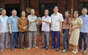 Người dân tặng cổ vật quý từ thời Hùng Vương cho bảo tàng