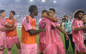 Luis Suarez lập cú đúp từ chấm phạt đền, đội bóng của Messi thắng kịch tính 