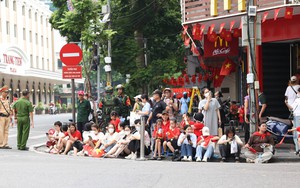 VIDEO buổi tổng hợp luyện đầu tiên: Người dân chờ kín phố