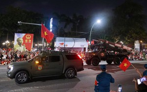 Người dân Thủ đô chào đón các khối tổng hợp luyện diễu binh, diễu hành lần thứ nhất 