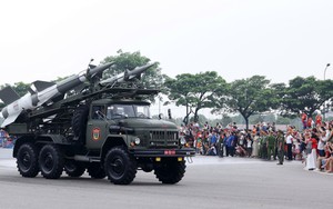 Cận cảnh các khối xe pháo quân sự rời trường đua F1 Mỹ Đình hướng về Quảng trường Ba Đình