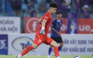 Thủ môn cao 1m91 của HAGL thi đấu xuất sắc, làm nản lòng hàng loạt chân sút của Hà Nội FC ở Hàng Đẫy