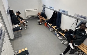 Sao Chelsea tiết lộ góc khuất gây sốc ở khu vực thay đồ dành cho nhóm cầu thủ bị 'hắt hủi'