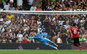 Bruno Fernandes sút phạt đền đưa bóng lên... khán đài một cách khó tin