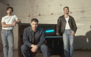 Album "Greetings from Your Hometown": Jonas Brothers tìm về nguồn cội