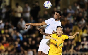 Trung vệ SLNA tiết lộ bí kíp ‘bắt chết’ tiền đạo cao 2m06