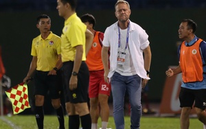 Tin nóng bóng đá Việt Nam hôm nay 25/8: HLV Polking phủ nhận phản ứng trọng tài; Dụng Quang Nho nghỉ thi đấu 1 tháng
