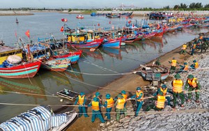 Ứng phó bão số 5: Lực lượng quân đội hỗ trợ ngư dân Hà Tĩnh neo đậu tàu thuyền