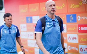 Trốn vào phòng thay đồ để né thẻ, trợ lý HLV Polking bị đình chỉ nhiệm vụ hai trận