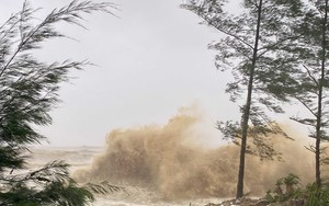 Bão số 5 gây sóng to, gió mạnh tại tỉnh Hà Tĩnh