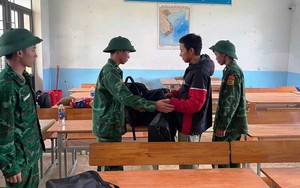 Ứng phó với bão số 5: Căng mình xuyên đêm hỗ trợ di dời, sơ tán dân đến nơi an toàn