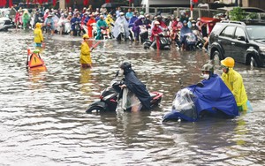 Hà Nội: Nước rút chậm, vẫn còn nhiều điểm ùn tắc do ngập úng