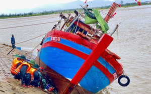 Hình ảnh Hà Tĩnh khẩn trương cứu tàu thuyền bị hư hỏng do bão số 5