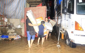 Hình ảnh người dân Lào Cai tất bật chạy lũ do nước sông Hồng dâng cao