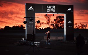 ‘Siêu nhân’ Nam Phi trở thành người đầu tiên trên hành tinh chạy 100km dưới 6 giờ