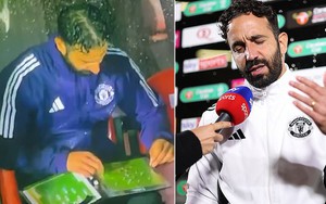 CĐV Man United 'đứng hình' trước hành động kỳ lạ của HLV Ruben Amorim ở trận thua sốc