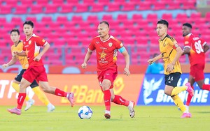 Doãn Ngọc Tân gãy ba xương sườn, HLV Kim Sang Sik chưa chọn người thay thế