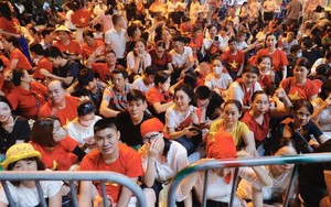 Người dân tập trung chờ xem Tổng duyệt Lễ diễu binh, diễu hành A80