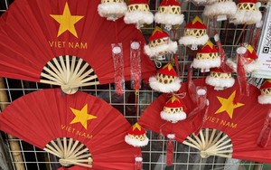 Thị trường quà tặng lưu niệm tại Hà Nội sôi động trước thềm Quốc khánh 2/9