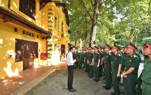 Lực lượng diễu binh, diễu hành A80 tham quan Khu Di tích Chủ tịch Hồ Chí Minh