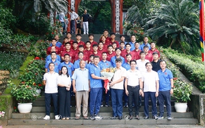 Đội U23 Việt Nam dâng hương tưởng niệm các Vua Hùng