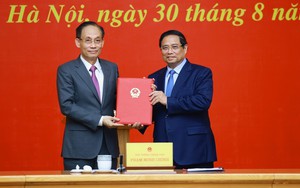 Thủ tướng trao Quyết định bổ nhiệm Quyền Bộ trưởng Bộ ngoại giao