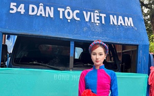 Á hậu Hương Ly tự hào với trang phục Áo dài Cao Lan trong đoàn diễu hành 54 dân tộc Việt Nam