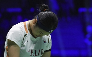 Bị lật cổ chân, tay vợt Trung Quốc vẫn thắng 'nữ hoàng cầu lông' Hàn Quốc ở bán kết giải thế giới