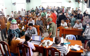 Người dân phấn khởi đi nhận quà Tết Độc lập