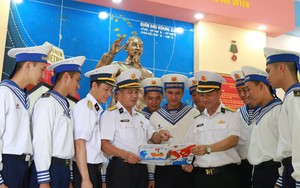 Trao hàng trăm bức thư của thiếu nhi Hà Nội gửi chiến sĩ và nhân dân Trường Sa