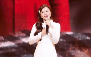 Sao Mai Nguyễn Thu Hằng xúc động hát "Biết ơn chị Võ Thị Sáu" trên sân khấu "Khát vọng cống hiến"