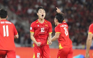 Tuyển trẻ Việt Nam thắng đậm 5-0 trước Singapore, vươn lên dẫn đầu bảng vòng loại giải châu Á.