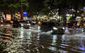 Cơn mưa lớn giải nhiệt cho Hà Nội sau nhiều ngày nắng nóng