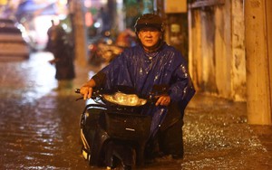 TP. Hồ Chí Minh: Nhiều tuyến đường bị ngập nặng sau cơn mưa chiều