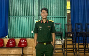 Tay vợt cầu lông số 2 Việt Nam khoe được 'lên lon'