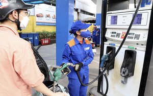 Giá xăng tăng hơn 200 đồng/lít