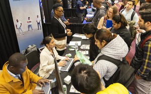 Thanh niên Canada loay hoay trong vòng xoáy nợ nần