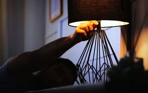 Ánh sáng ban đêm âm thầm tàn phá não bộ, tâm trạng và trao đổi chất