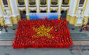 Tổ quốc thiêng liêng: Khoảng 500 phụ nữ toàn quốc xếp khối hình lá cờ Tổ quốc trước Nhà hát Lớn Hà Nội