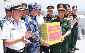 Thượng tướng Nguyễn Văn Nghĩa kiểm tra luyện tập Diễu binh lực lượng vũ trang trên biển