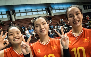 Tuyển bóng chuyền Việt Nam nhận thưởng sau khi thắng trận với tỉ số kỷ lục ở giải thế giới trước đội đến từ ‘cường quốc bóng chuyền’