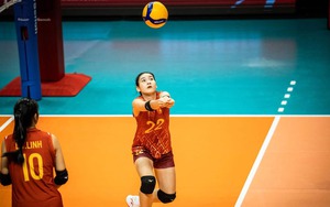 Nữ VĐV chuyền hai thực hiện cầu phát bóng ăn liền 13 điểm, giúp U21 Việt Nam có set thắng cách biệt 25-5 trước U21 Canada
