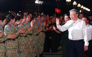 “Dưới cờ vinh quang”: Trải nghiệm nghệ thuật đa phương tiện kết nối ba miền đất nước