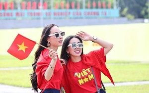 Người dân háo hức chụp ảnh tại khu vực Quảng trường Ba Đình 