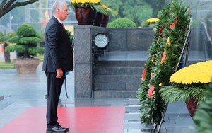 Bí thư thứ Nhất, Chủ tịch nước Cuba vào Lăng viếng Chủ tịch Hồ Chí Minh