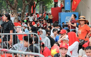 Đông đảo nhân dân chờ xem Lễ diễu binh, diễu hành kỷ niệm 80 năm Quốc khánh 2/9